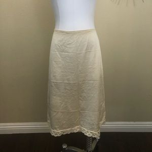 Vintage 1970s Vanity Fair Cream Long Skirt Slip